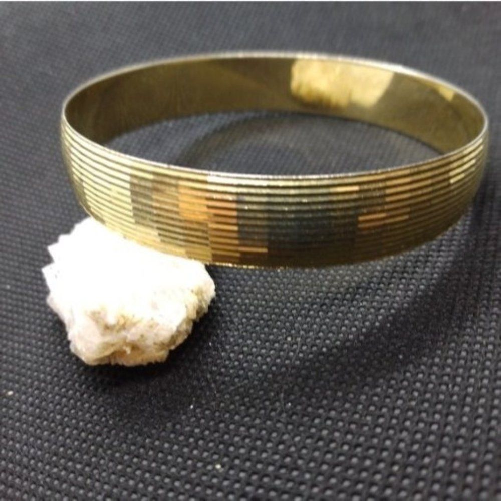 Gold tone lines bracelet‎